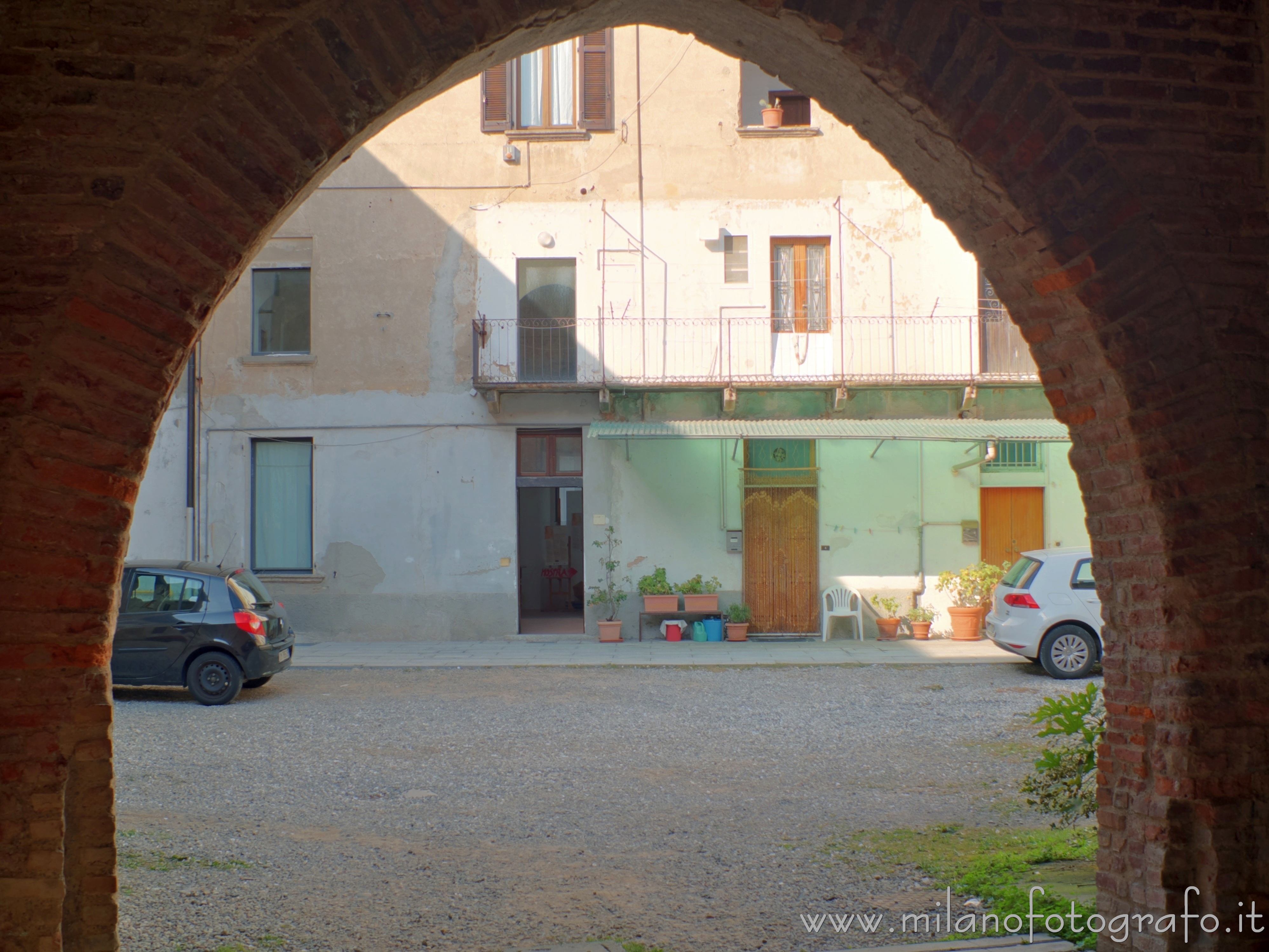 Bellusco (Monza e Brianza) - Il cortile del Castello di Bellusco visto da dentro l'avancorpo centrale